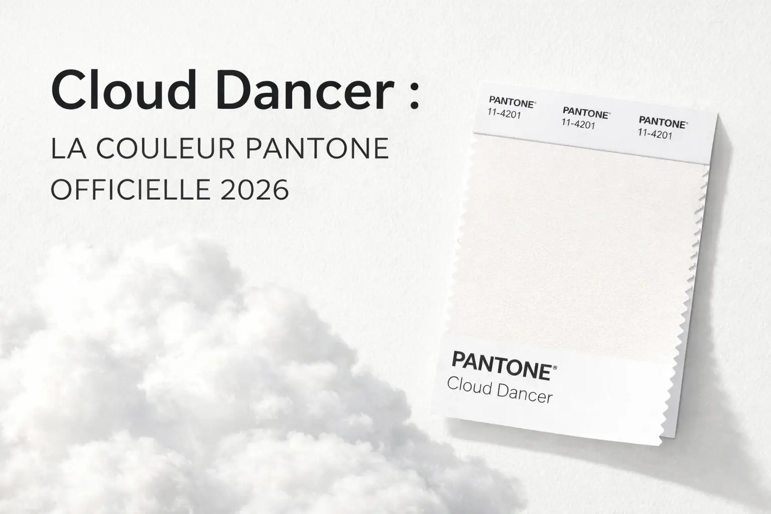 Affiche de présentation Pantone Cloud Dancer: texte « Cloud Dancer : LA COULEUR PANTONE OFFICIELLE 2026 » avec échantillon de couleur sur papier inclinée et nuages en fond blanc.