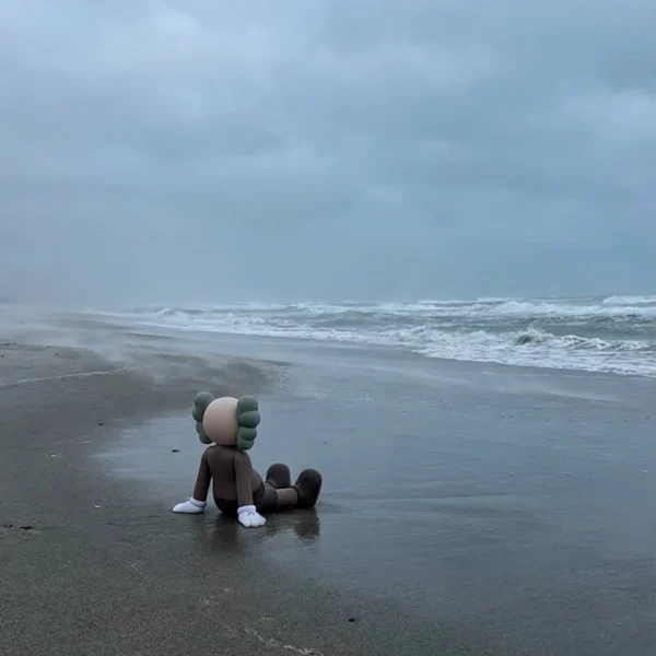 Tableau Kaws Silence — personnage pop contemporain dans une posture contemplative et épurée