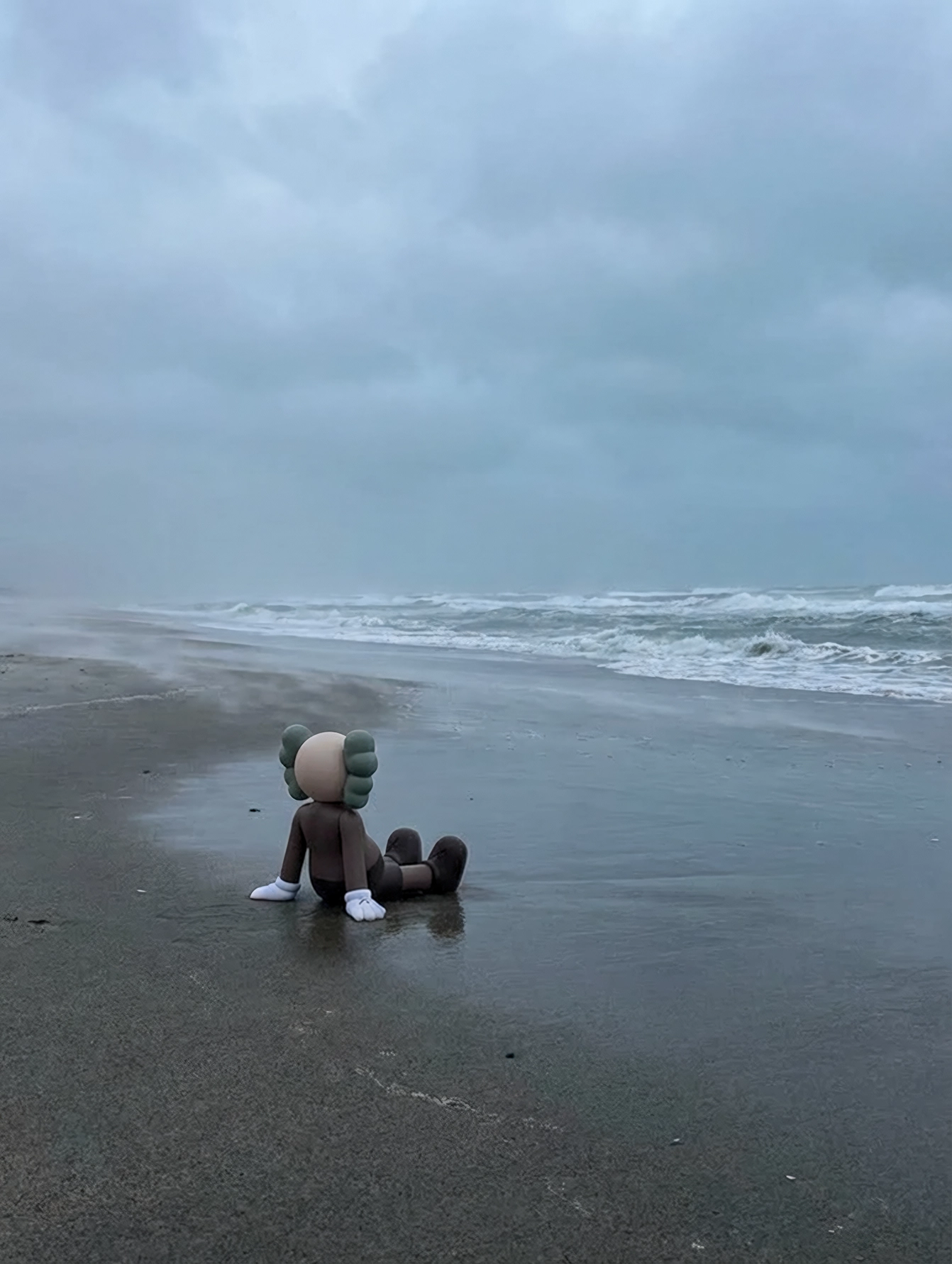 Kaws — Silence, figure Kaws solitaire assise sur une plage face à la mer, art mural premium