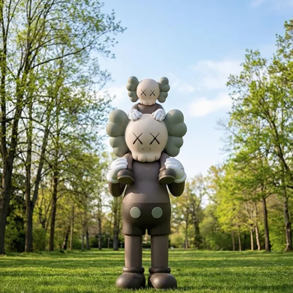 Kaws — Transmission d'espoir, grande figure Kaws portant une petite figure dans un parc lumineux, art mural premium