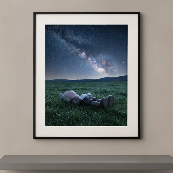 Tableau Kaws Champ nocturne sous les étoiles avec figure allongée sous un ciel étoilé