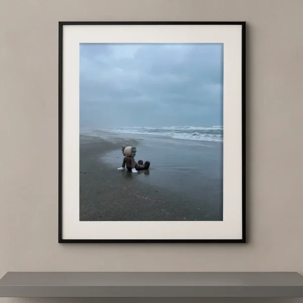 Tableau Kaws Silence avec figure assise seule sur une plage face à la mer