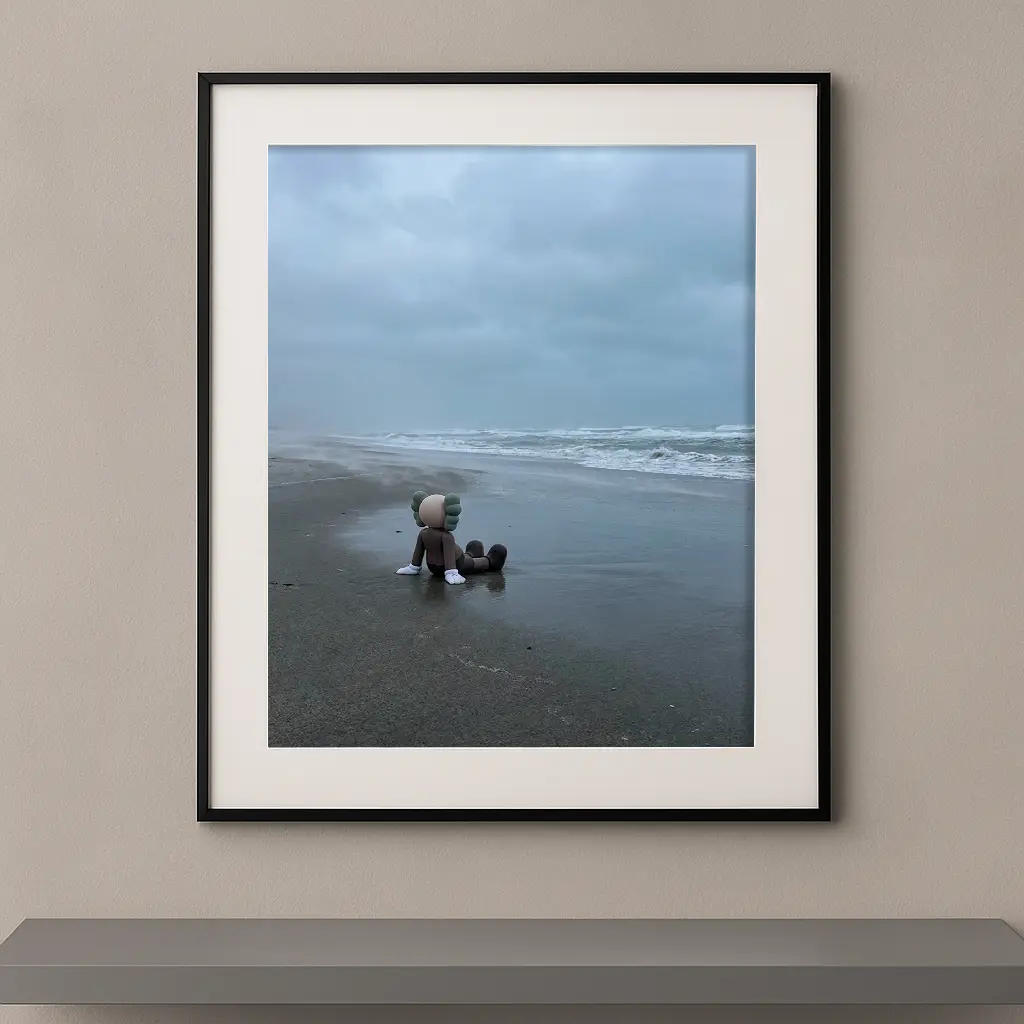 Tableau Kaws Silence avec figure assise seule sur une plage face à la mer