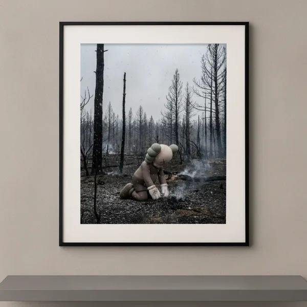 Tableau Kaws Extinction silencieuse avec figure agenouillée dans une forêt brûlée