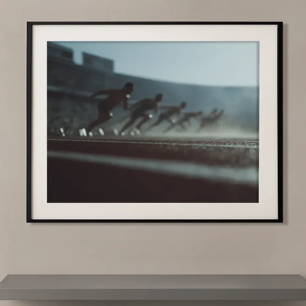 Tableau sportif 100 mètres en flou artistique dans un cadre noir avec passe-partout Graphic Avenue