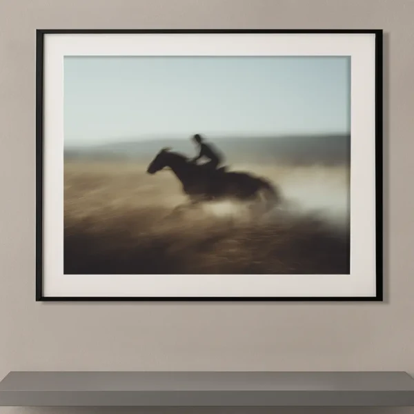 Tableau galop en mouvement avec cheval et cavalier floutés dans un cadre noir Graphic Avenue