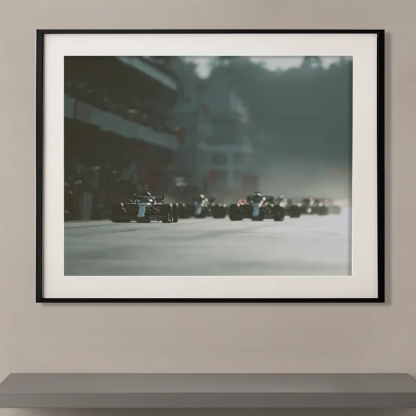 Tableau Formule 1 en mouvement avec grille de départ floutée dans un cadre noir Graphic Avenue
