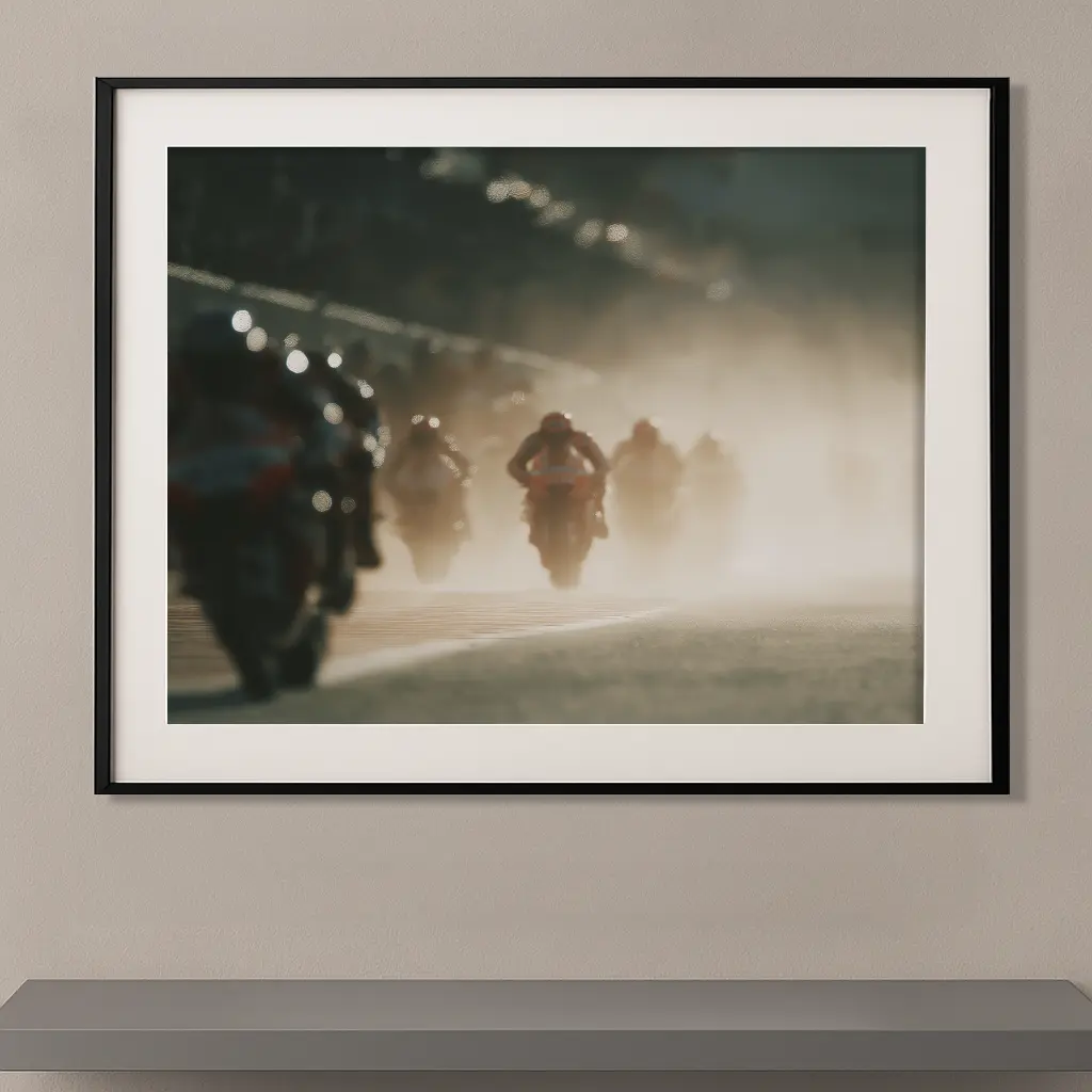 Tableau moto GP en mouvement avec pilotes floutés dans un cadre noir Graphic Avenue