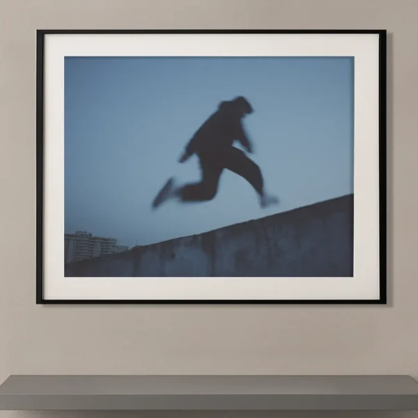Tableau sport urbain parcours avec silhouette floutée en saut dans un cadre noir Graphic Avenue