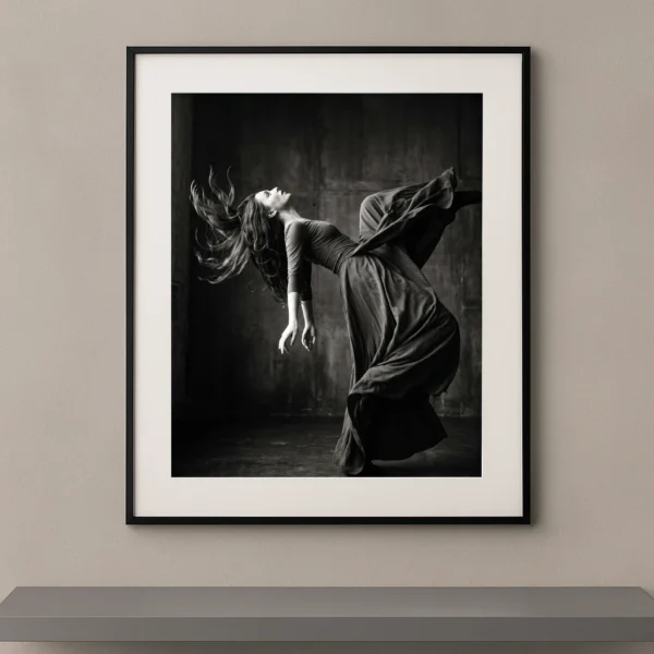 Tableau noir et blanc d’une femme basculant en arrière dans un mouvement dramatique