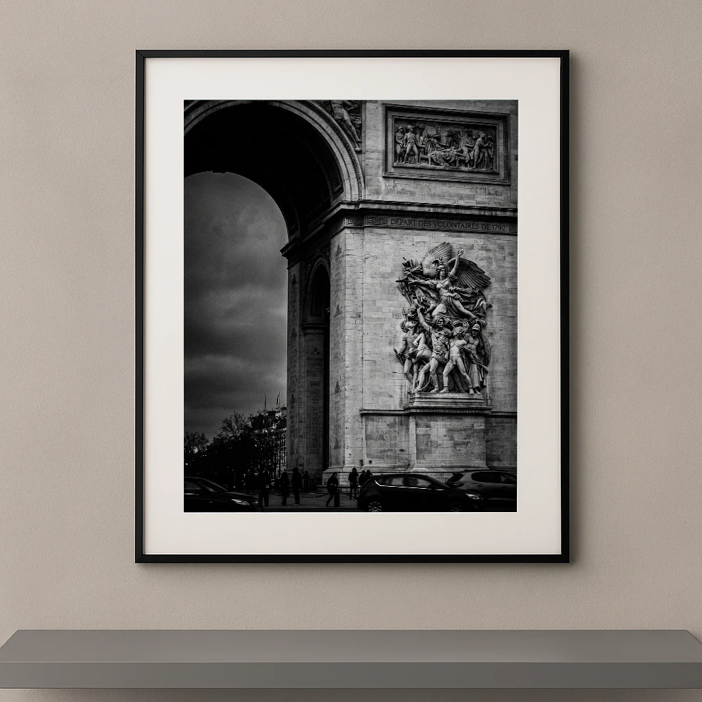 Tableau noir et blanc de l’Arc de Triomphe à Paris sous un ciel dramatique