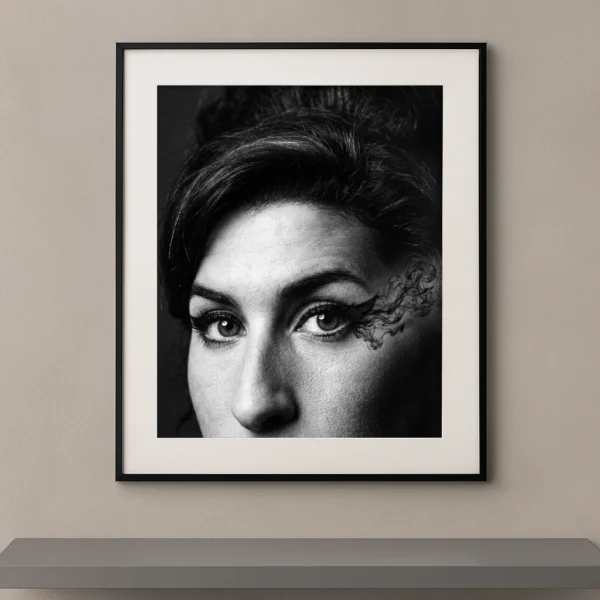 Tableau artistique noir et blanc représentant Amy Winehouse en gros plan avec un maquillage prolongé par une volute de fumée