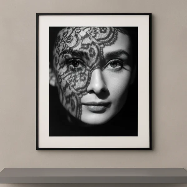 Tableau artistique noir et blanc représentant Audrey Hepburn avec une ombre de dentelle projetée sur une partie du visage
