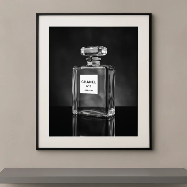 Tableau noir et blanc du flacon iconique Chanel N°5 photographié en nature morte
