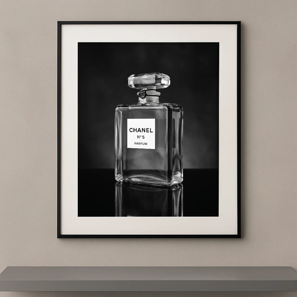 Tableau noir et blanc du flacon iconique Chanel N°5 photographié en nature morte