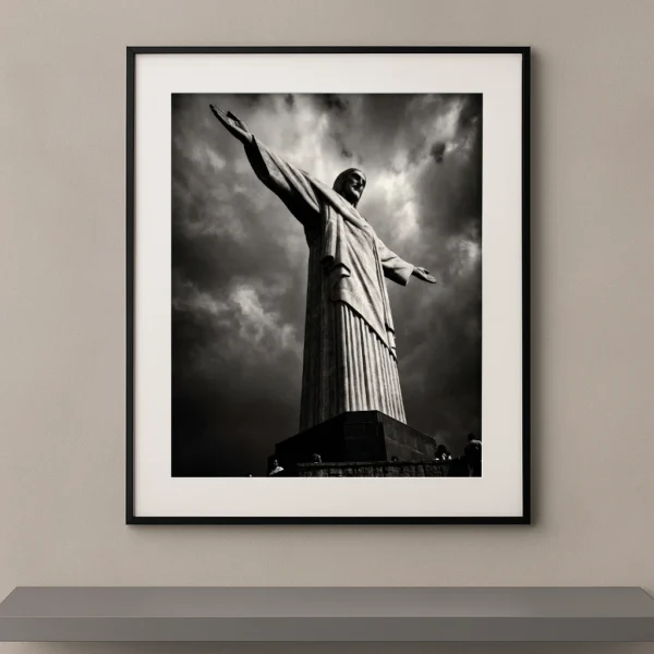 Tableau noir et blanc du Christ Rédempteur de Rio photographié en contre-plongée sous un ciel dramatique