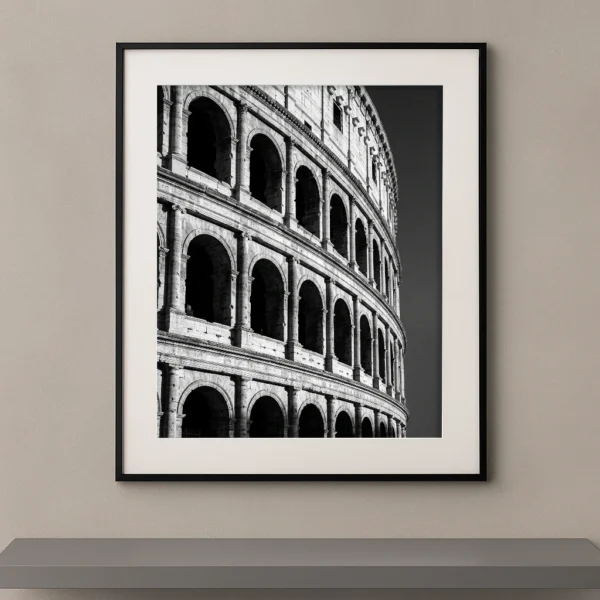 Tableau noir et blanc des arches monumentales du Colisée de Rome