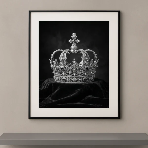 Tableau noir et blanc d'une couronne royale sertie de pierres précieuses sur velours noir