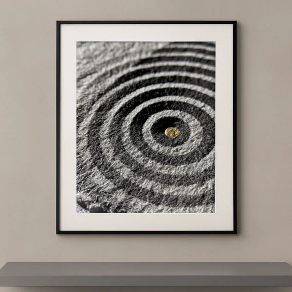 Tableau zen Centre Intérieur représentant des cercles concentriques dessinés dans le sable autour d'un point doré, inspiré des jardins japonais et de la méditation.