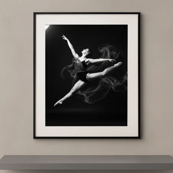 Tableau noir et blanc d'une danseuse effectuant un grand saut aérien