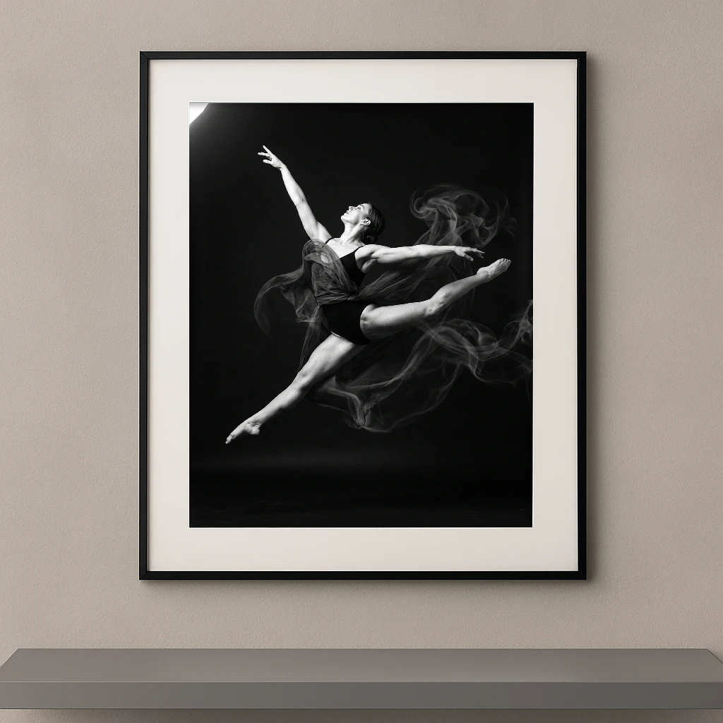 Tableau noir et blanc d'une danseuse effectuant un grand saut aérien
