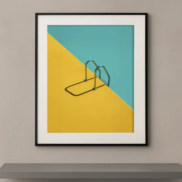 Tableau minimaliste représentant une échelle de piscine sur fond jaune et bleu turquoise dans une composition graphique contemporaine.