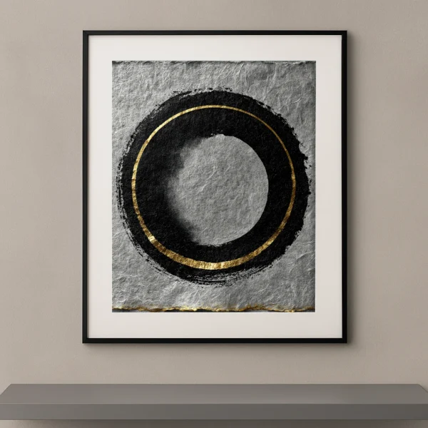 Tableau zen Enso Doré représentant un cercle japonais noir avec une ligne dorée sur fond minéral gris, symbole d'équilibre, de méditation et de sérénité.