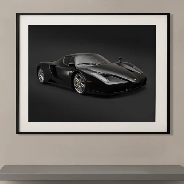 Tableau Ferrari Enzo noire sur fond noir minimaliste mettant en valeur les lignes aérodynamiques et le design emblématique de cette hypercar italienne.