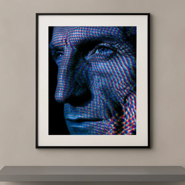 Tableau portrait masculin en très gros plan recouvert d’une trame optique bleue, rouge et violette