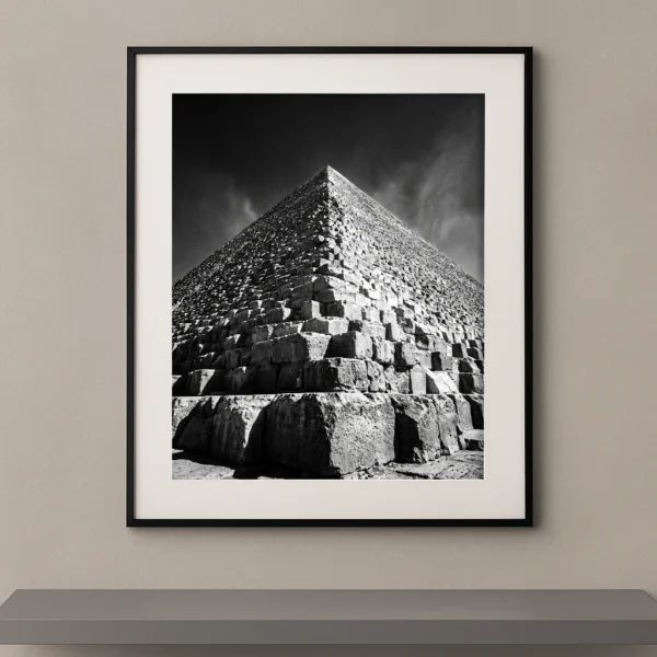 Tableau noir et blanc de la grande pyramide de Gizeh photographiée en contre-plongée