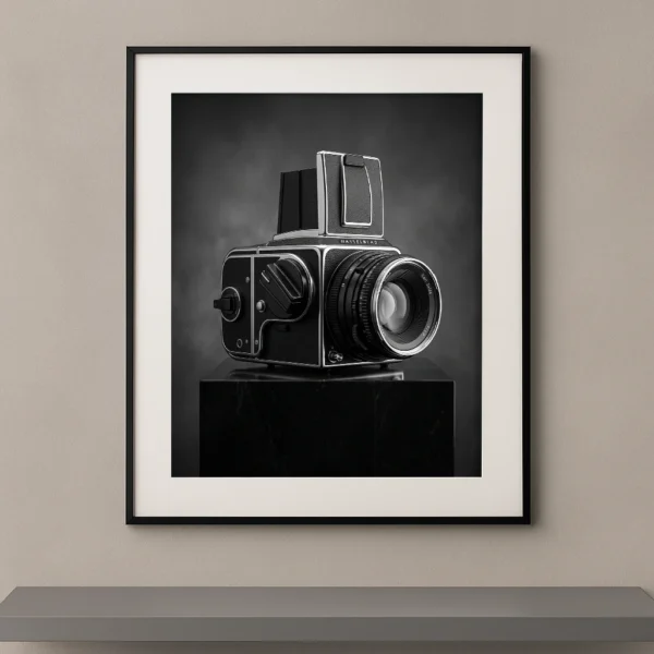 Tableau noir et blanc d'un appareil photo Hasselblad 500C/M sur socle noir