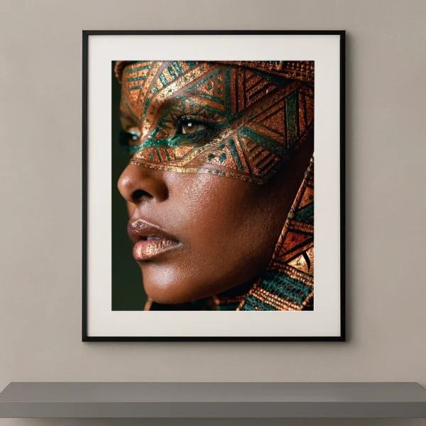 Portrait artistique de profil avec maquillage tribal géométrique en cuivre et vert émeraude inspiré des arts ancestraux.