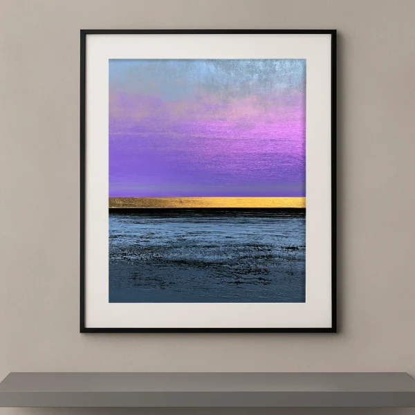 Tableau contemporain Horizon Améthyste représentant un ciel violet aux dégradés lumineux au-dessus d'une mer sombre séparés par un horizon doré.