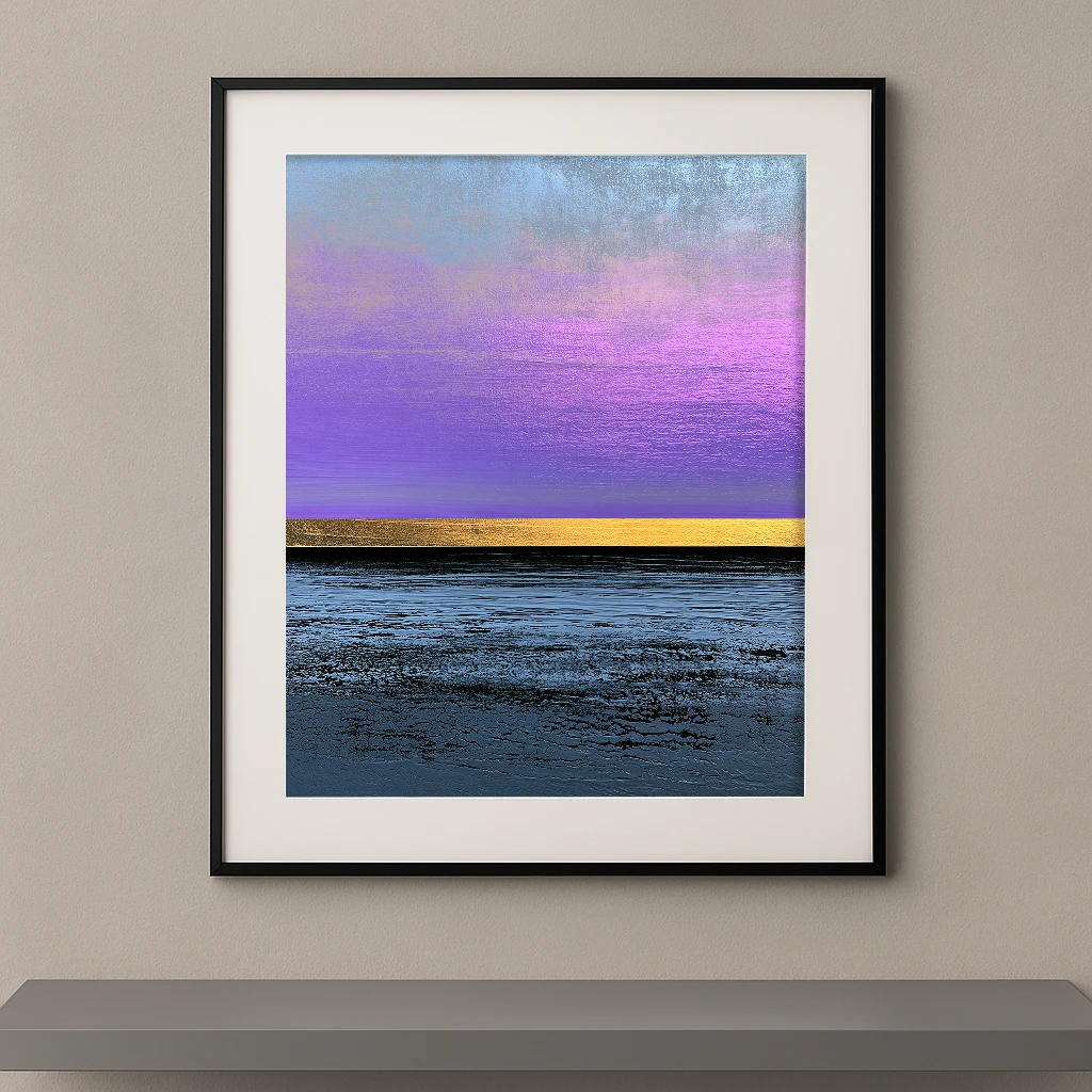 Tableau contemporain Horizon Améthyste représentant un ciel violet aux dégradés lumineux au-dessus d'une mer sombre séparés par un horizon doré.