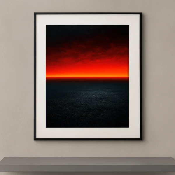 Tableau contemporain Horizon Incandescent représentant un ciel rouge flamboyant au-dessus d'une mer sombre séparés par un horizon lumineux orangé.
