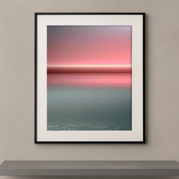 Tableau contemporain Horizon Rosé représentant un ciel rose pastel au-dessus d'une mer bleu-gris séparés par un horizon lumineux.