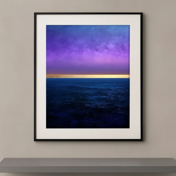 Tableau contemporain Horizon Violet représentant un ciel chromatique violet et bleu au-dessus d'une mer profonde séparés par une fine ligne dorée.
