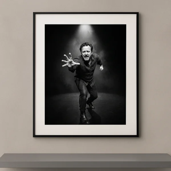 Tableau noir et blanc d'un homme courant vers l'objectif la main tendue