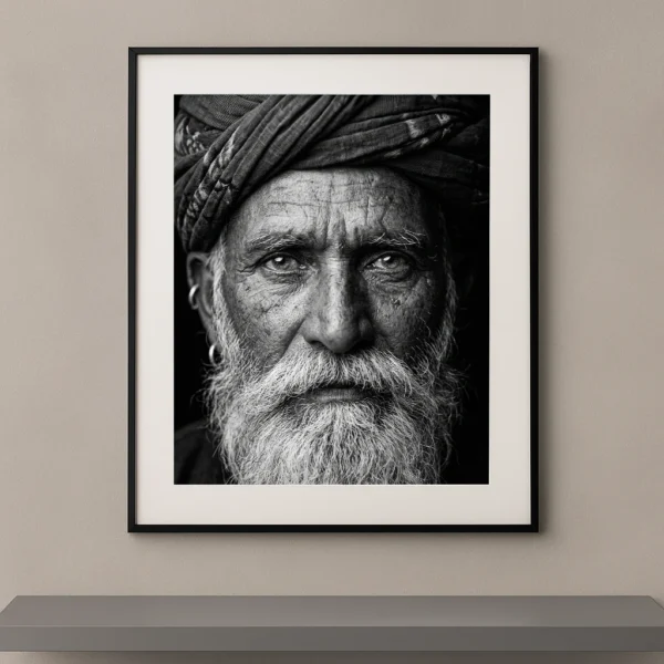Tableau portrait noir et blanc en gros plan d’un homme âgé portant un turban et une longue barbe blanche