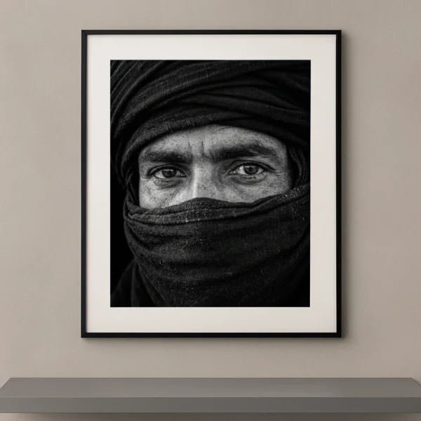 Tableau portrait noir et blanc en très gros plan d’un homme Touareg dont seuls les yeux sont dévoilés