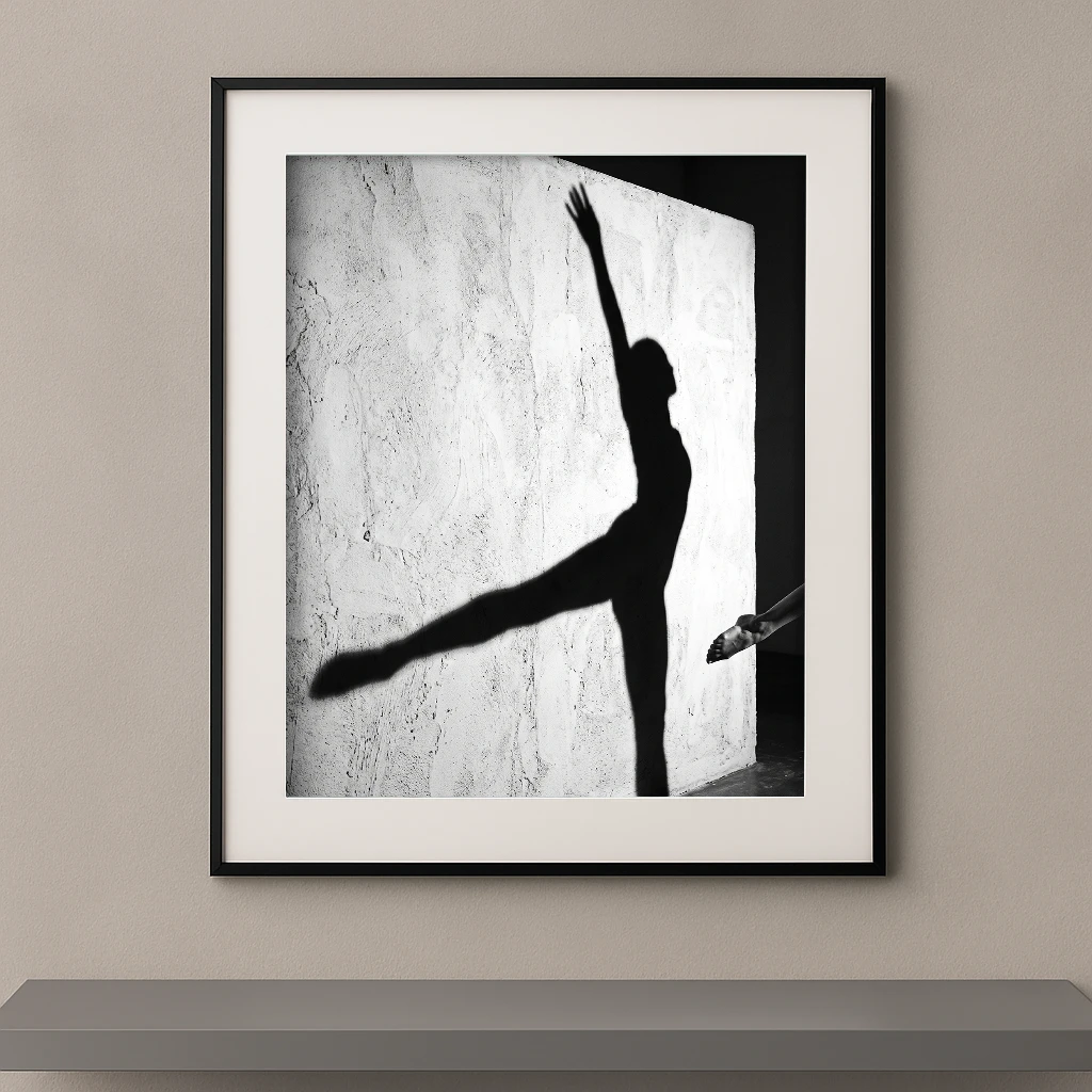 Tableau noir et blanc représentant l’ombre d’une danseuse projetée sur un mur clair texturé