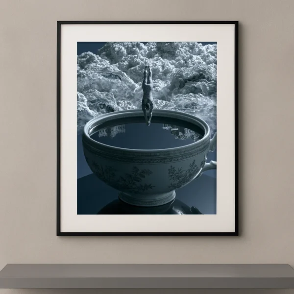 Le Grand Plongeon, plongeuse suspendue au-dessus d’une immense tasse remplie d’eau sombre
