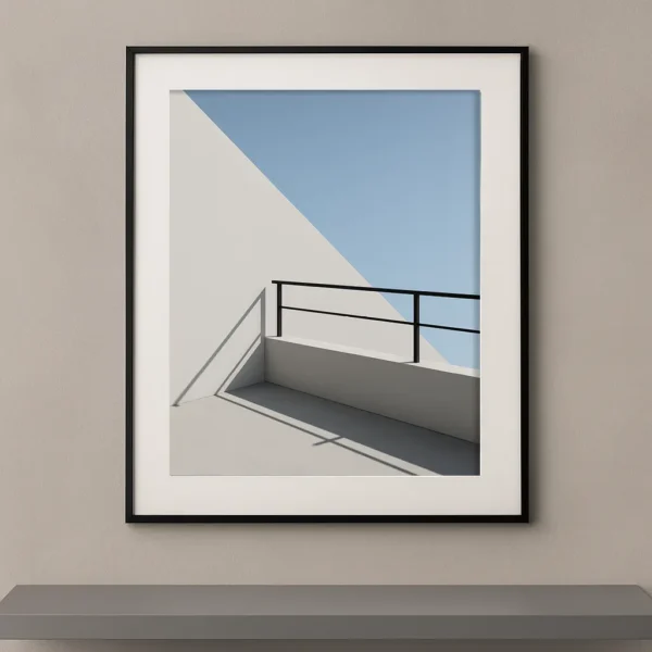 Tableau minimaliste représentant une architecture contemporaine avec une rambarde noire, un ciel bleu clair et de longues ombres graphiques.