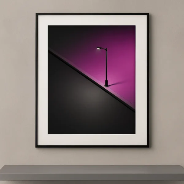 Tableau minimaliste contemporain représentant un lampadaire solitaire éclairé sur un fond noir et violet avec une composition architecturale graphique.