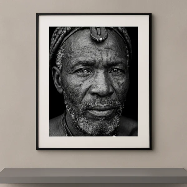 Tableau portrait noir et blanc en très gros plan d’un homme âgé de Namibie au regard intense