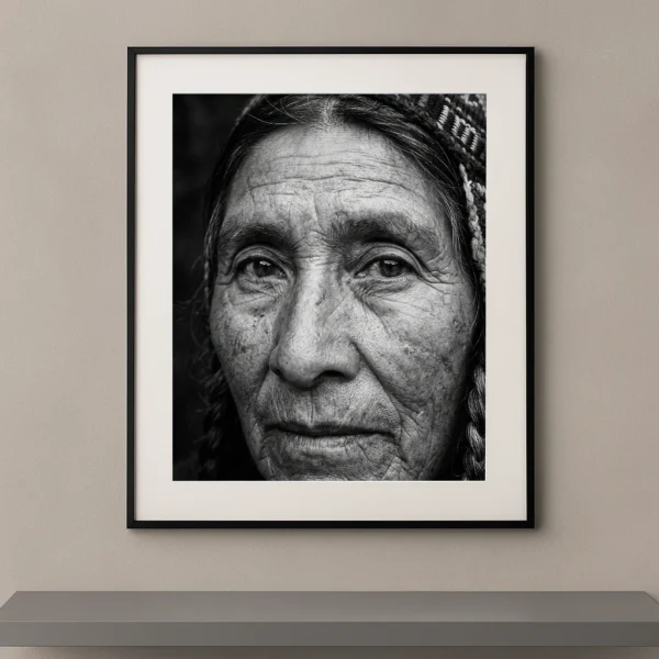 Tableau portrait noir et blanc en gros plan d’une femme âgée au regard profond