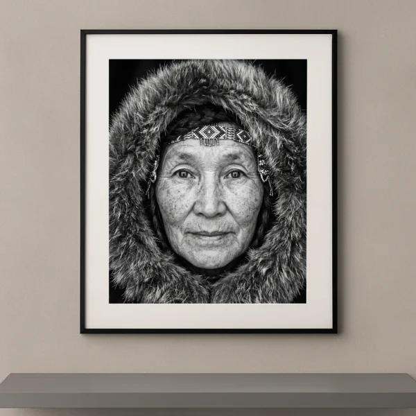 Tableau portrait noir et blanc d’une femme âgée encadrée par une large capuche de fourrure