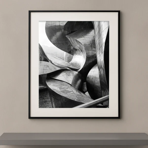 Tableau noir et blanc des courbes métalliques du musée Guggenheim de Bilbao