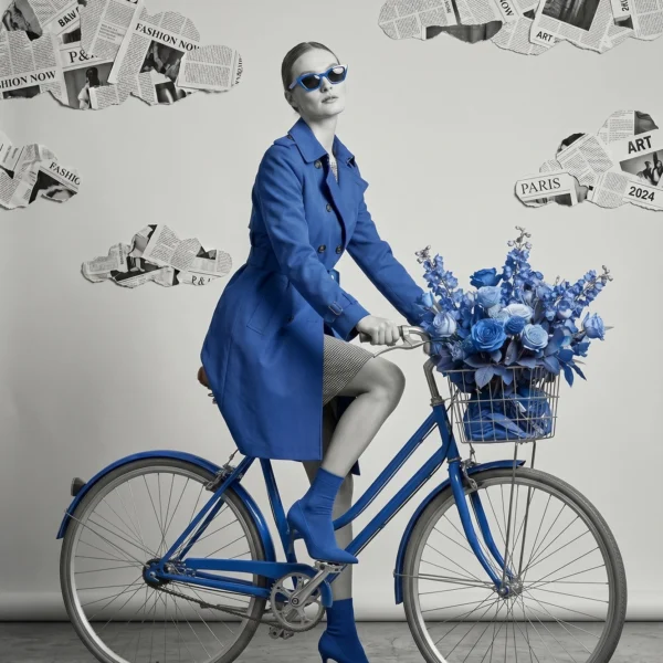 Bleu Majorelle — mode vintage monochrome bleu, silhouette à vélo bleu roi avec panier de roses bleues, art mural premium