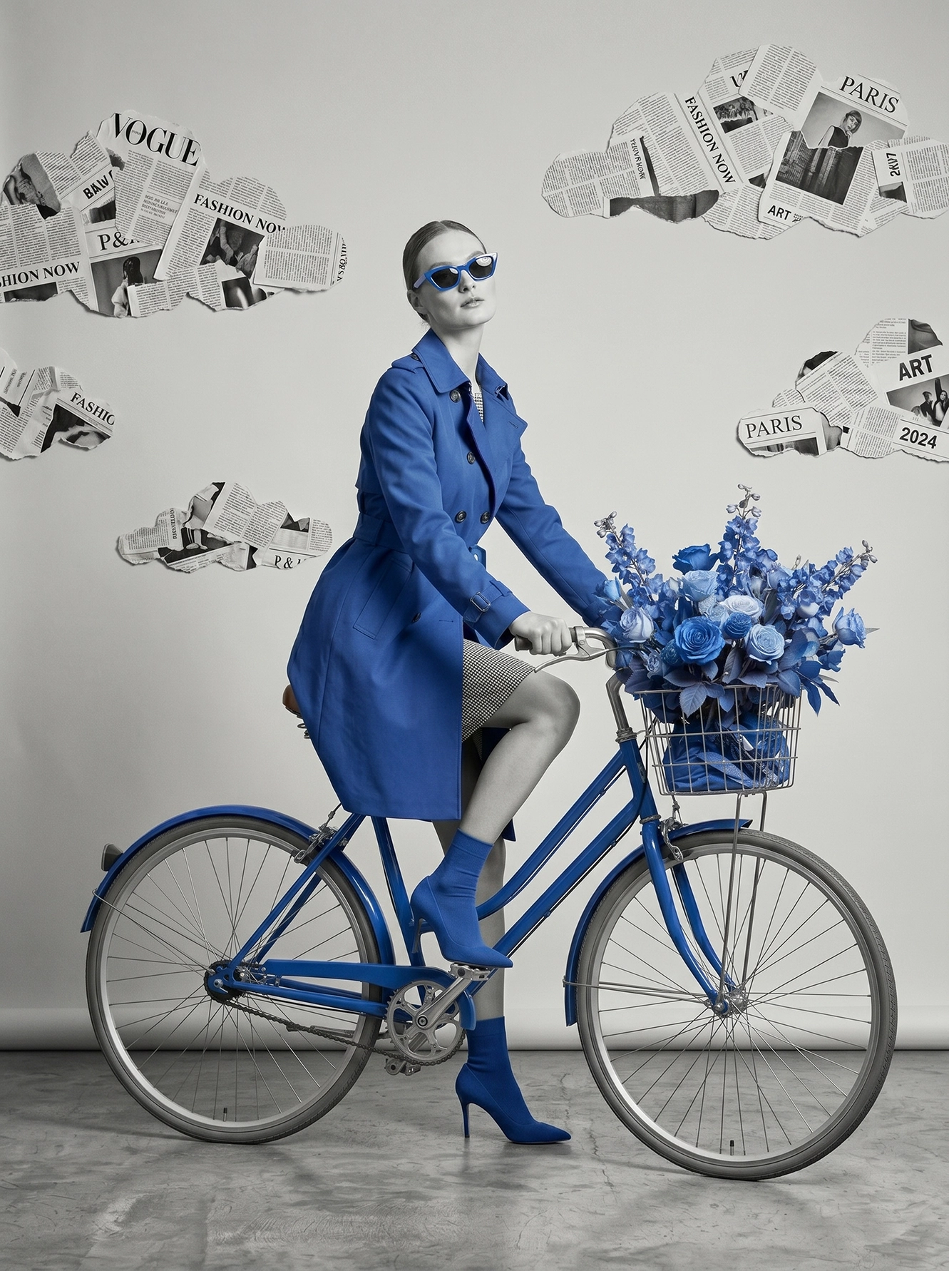Bleu Majorelle — mode vintage monochrome bleu, silhouette à vélo bleu roi avec panier de roses bleues, art mural premium